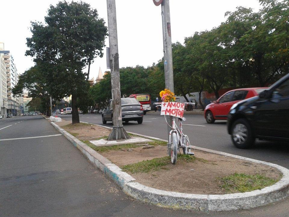 Bicicleta instalada na esquina da Loureiro da Silva com a Jos&eacute; do Patroc&iacute;nio