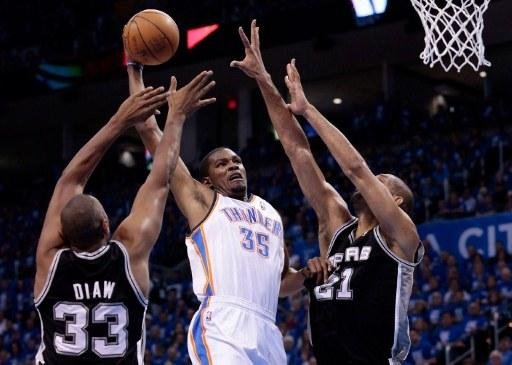 Kevin Durant (no centro) comandou o Thunder na vit&oacute;ria sobre o Spurs