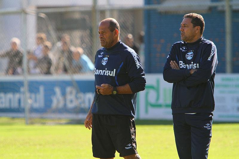 Em coletiva, t&eacute;cnico do Gr&ecirc;mio reconheceu potencial do lateral e evitou falar em Ronaldinho