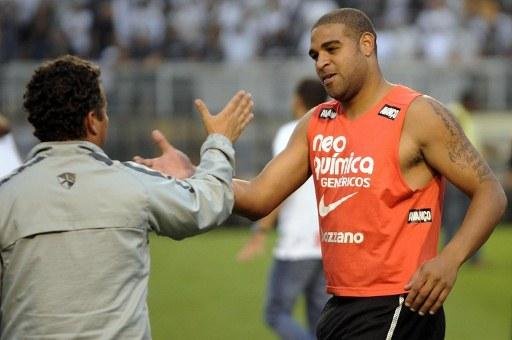 Adriano fechou acordo com o Corinthians