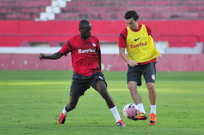 Inter vai &agrave; Espanha negociar a perman&ecirc;ncia de Sandro Silva