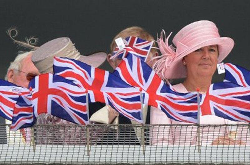 O centro de Londres est&aacute; decorado com bandeiras brit&acirc;nicas
