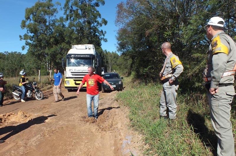Oito caminh&otilde;es ficaram atolados na &uacute;ltima quarta na ERS 240