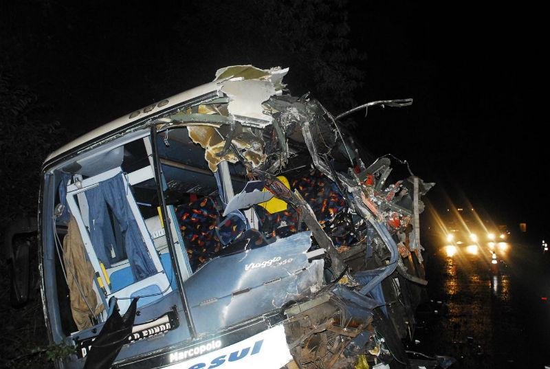 Colis&atilde;o entre carreta, &ocirc;nibus e Celta matou duas pessoas na ERS 135