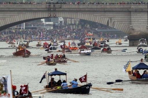 Barcos desfilam em Londres em homenagem &agrave; rainha