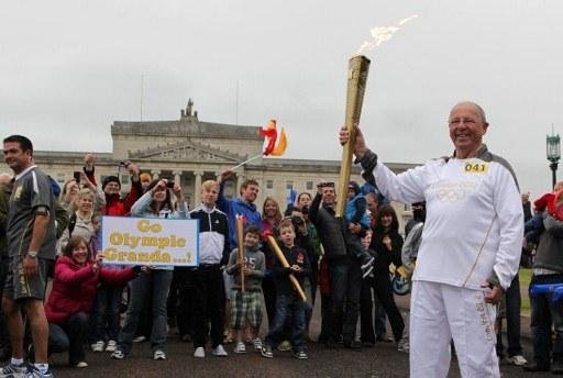 Tocha ol&iacute;mpica inicia passagem pela Irlanda do Norte