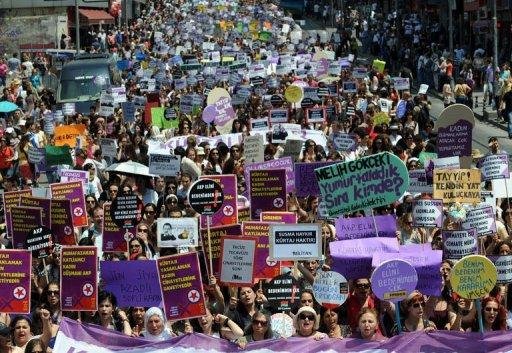Mulheres fazem manifesta&ccedil;&atilde;o contra projeto de lei sobre aborto na Turquia