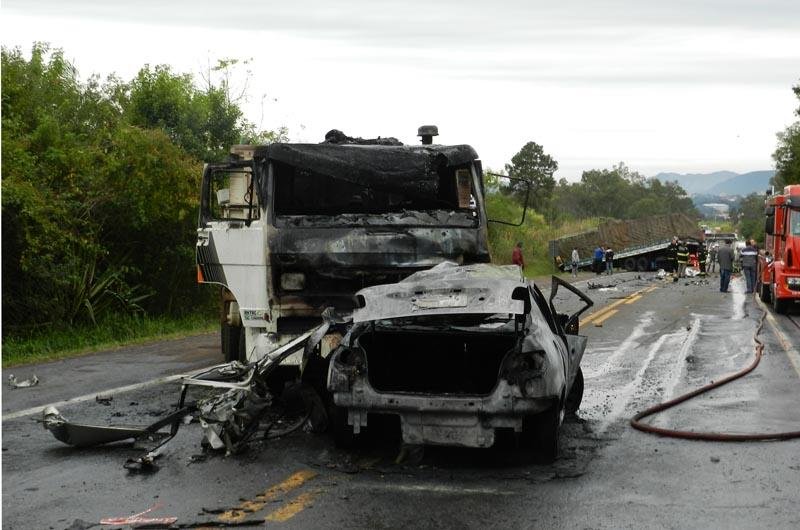 Carro colidiu contra dois caminh&otilde;es