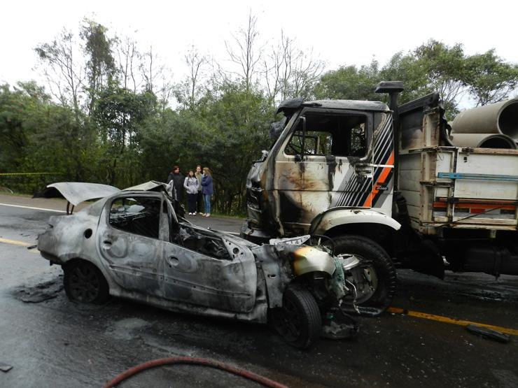 Motorista dirigia um Peugeot que incendiou ap&oacute;s colidir contra um caminh&atilde;o