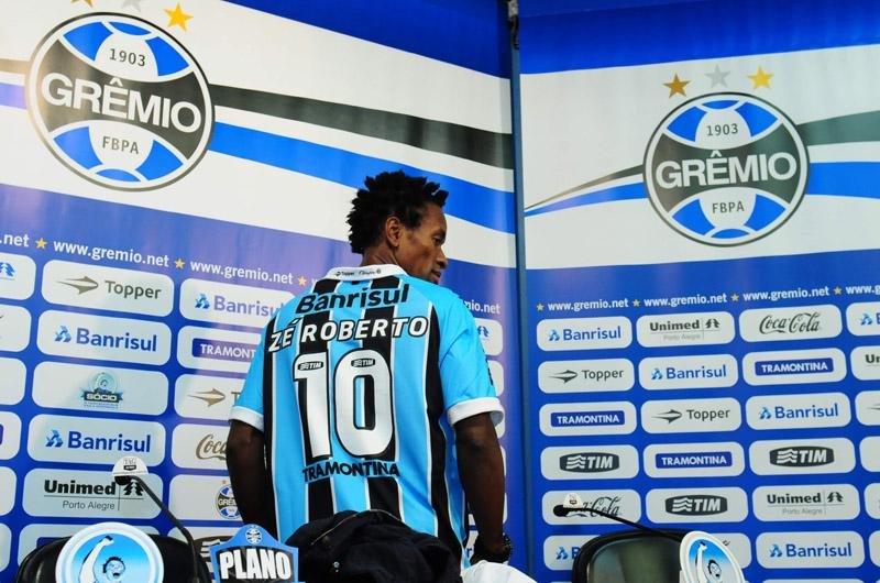 Z&eacute; Roberto foi apresentando pelo Gr&ecirc;mio