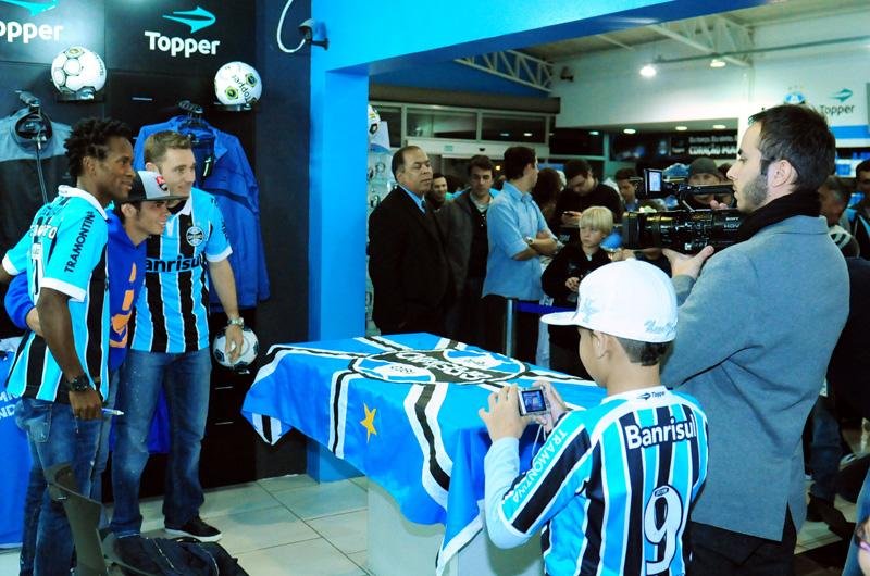 Os novos refor&ccedil;os do Tricolor deram aut&oacute;grafos no local e posaram para fotos