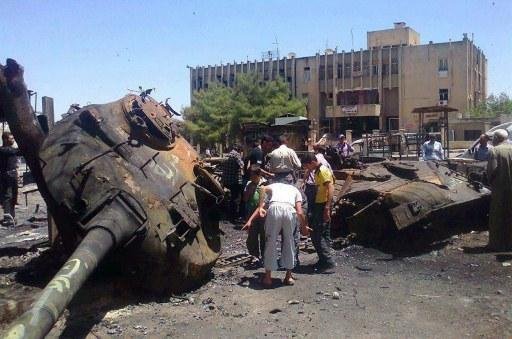 Ve&iacute;culo do Ex&eacute;rcito destru&iacute;do em cidade s&iacute;ria