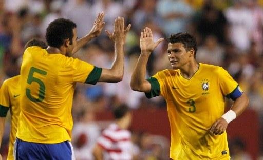 Thiago Silva sofreu uma les&atilde;o no joelho direito