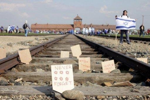 Pe&ccedil;a em homenagem &agrave;s v&iacute;timas do Holocausto ser&aacute; exibido em esta&ccedil;&otilde;es