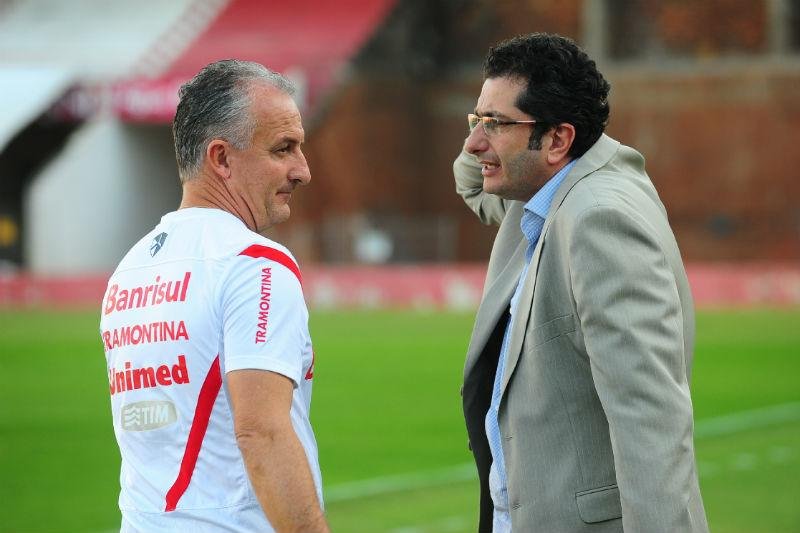 Luciano Davi (&agrave; direita) pretende contratar at&eacute; quatro jogadores para o Inter