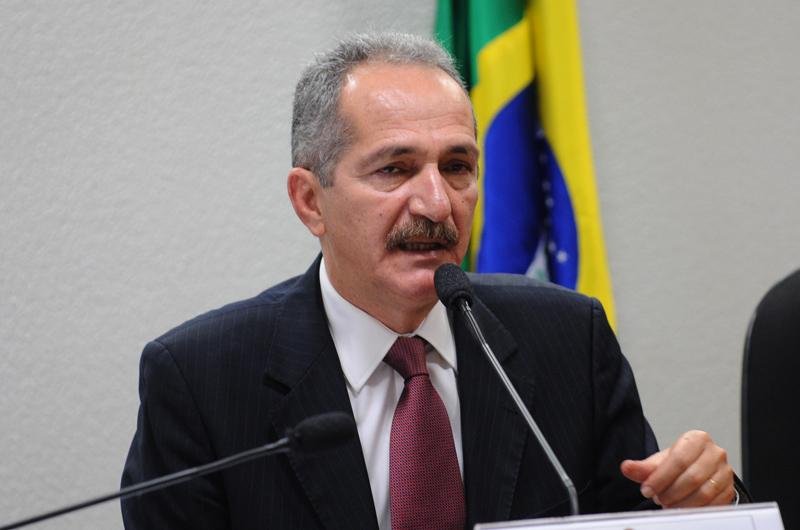 Governo agir&aacute; para liberar bebidas na Copa, diz Rebelo