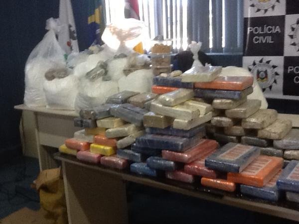 Mais de 400 kg de coca&iacute;na foram encontrados em um s&iacute;tio em Candel&aacute;ria