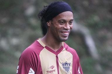 Juiz mant&eacute;m liminar que rescindiu contrato entre Ronaldinho e Flamengo