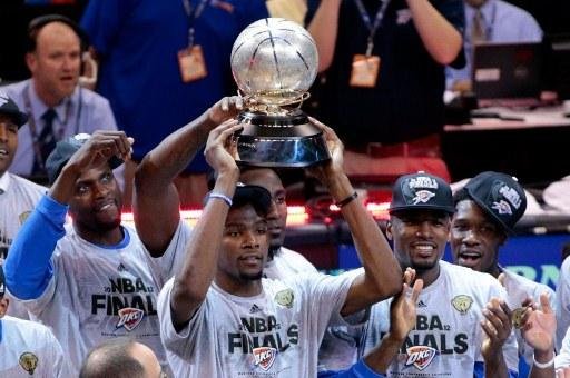 Kevin Durant celebra vit&oacute;ria e vaga com o trof&eacute;u da Confer&ecirc;ncia Oeste da NBA