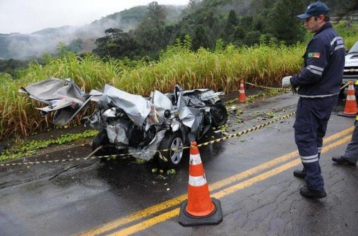 Carro em que estavam jornalistas da Band ficou completamente destru&iacute;do