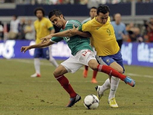 Dami&atilde;o (&agrave; direita) estar&aacute; no ataque da Sele&ccedil;&atilde;o contra a Argentina 
