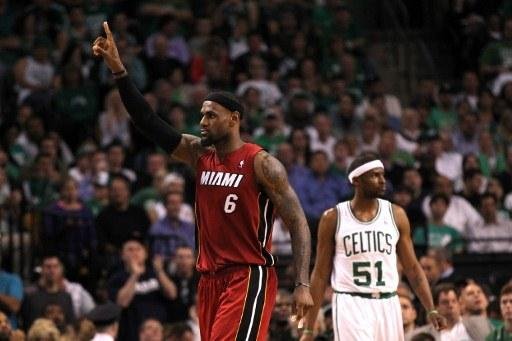 LeBron James (&agrave; esquerda) anotou 45 pontos e pegou 15 rebotes na vit&oacute;ria sobre o Celtics 
