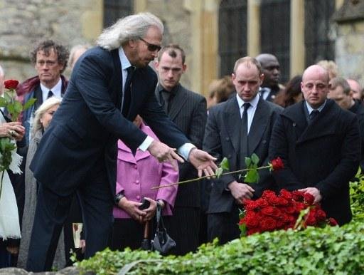 Irm&atilde;o de Robin, tamb&eacute;m ex-Bee Gees, Barry Gibb, no funeral do m&uacute;sico