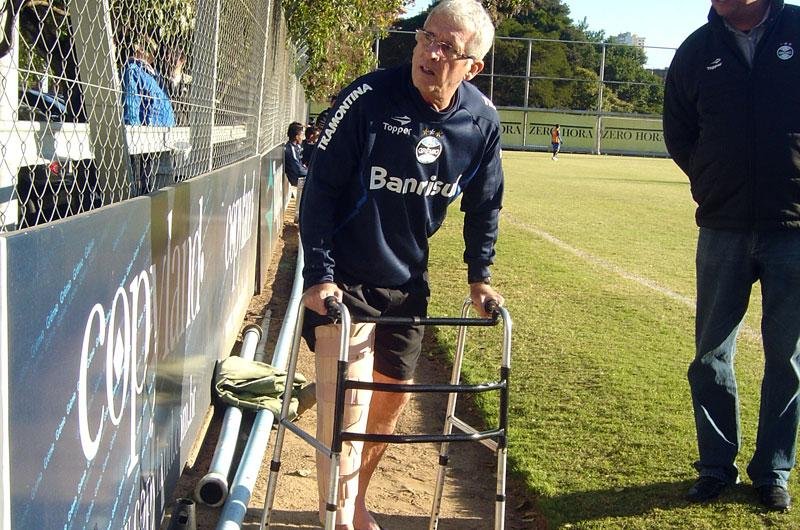 Mesmo com andador, Ant&ocirc;nio Mello observa treino do Gr&ecirc;mio