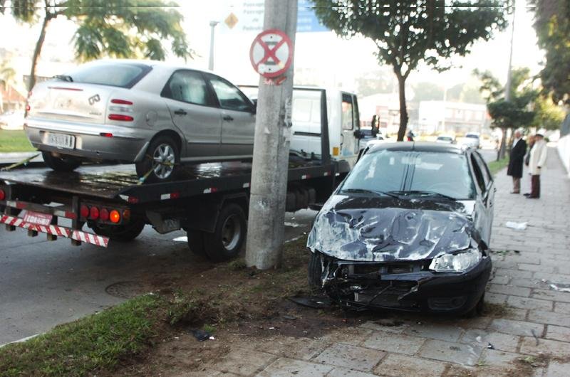 A caminho do batalh&atilde;o, policial militar capotou o carro que dirigia ap&oacute;s colidir com outro ve&iacute;culo