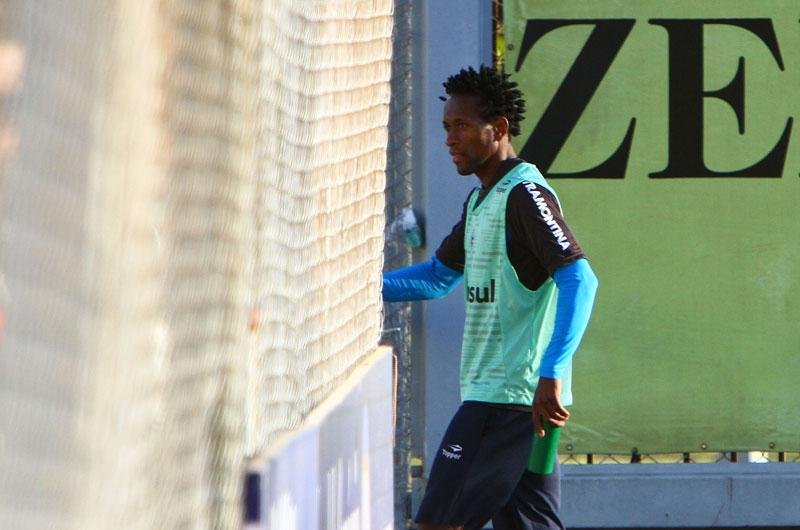 Meia Z&eacute; Roberto foi apresentado na segunda-feira e j&aacute; trabalha no Ol&iacute;mpico