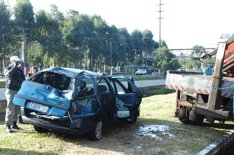 Motorista conseguiu sair do carro com ajuda de amigo