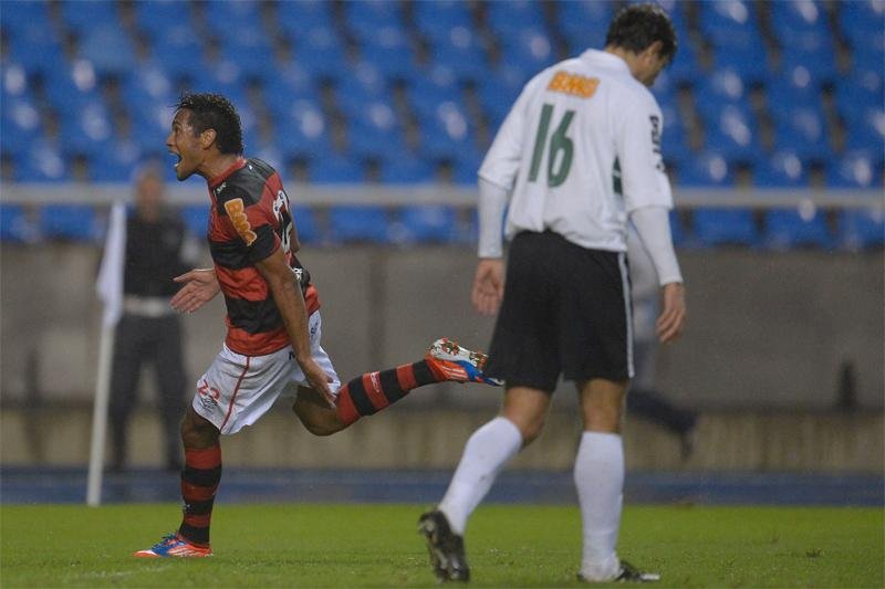 Flamengo vence Coritiba no Engenh&atilde;o e encerra jejum