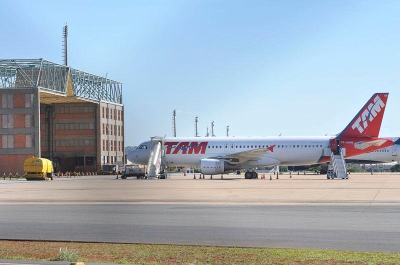 Avi&atilde;o pousa em Bras&iacute;lia por suspeita de fogo em banheiro