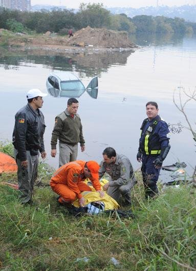 Com sinais de hipotermia, o cadeirante foi enrolado em uma manta de prote&ccedil;&atilde;o t&eacute;rmica e encaminhado ao HPS