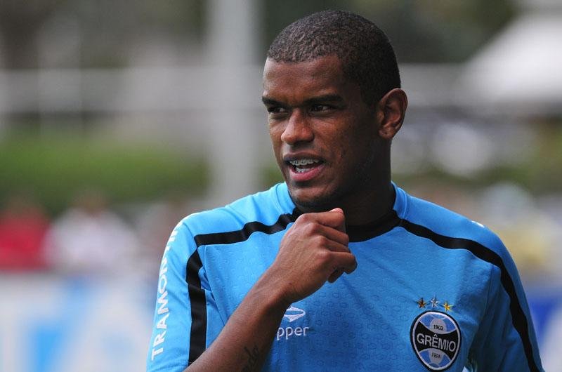 Fernando renova com o Gr&ecirc;mio at&eacute; 2015 