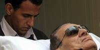 Hosni Mubarak sofreu duas paradas cardíacas nesta segunda-feira