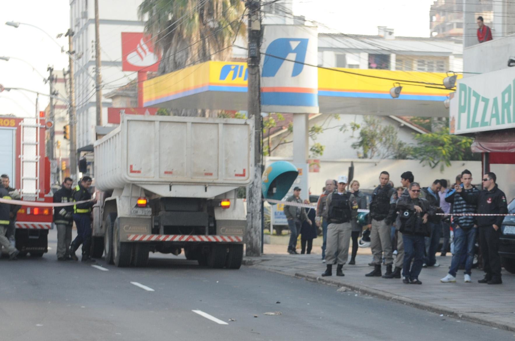Acidente na avenida Bento Gon&ccedil;alves envolveu moto, carro e caminh&atilde;o