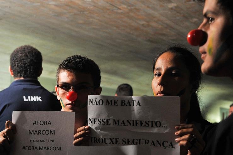 Grupo protestou contra o governador de Goi&aacute;s, Marconi Perillo, no Senado