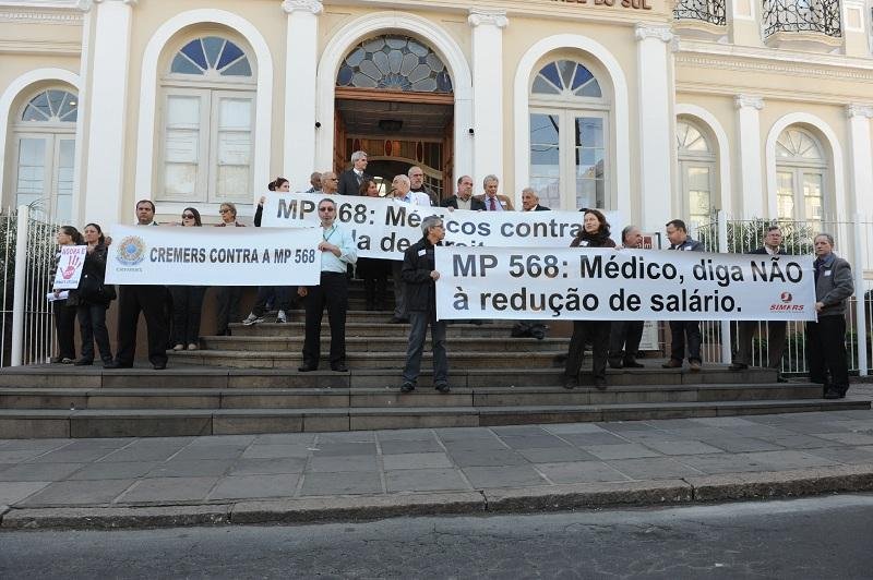 M&eacute;dicos federais teriam sal&aacute;rios reduzidos em 50%