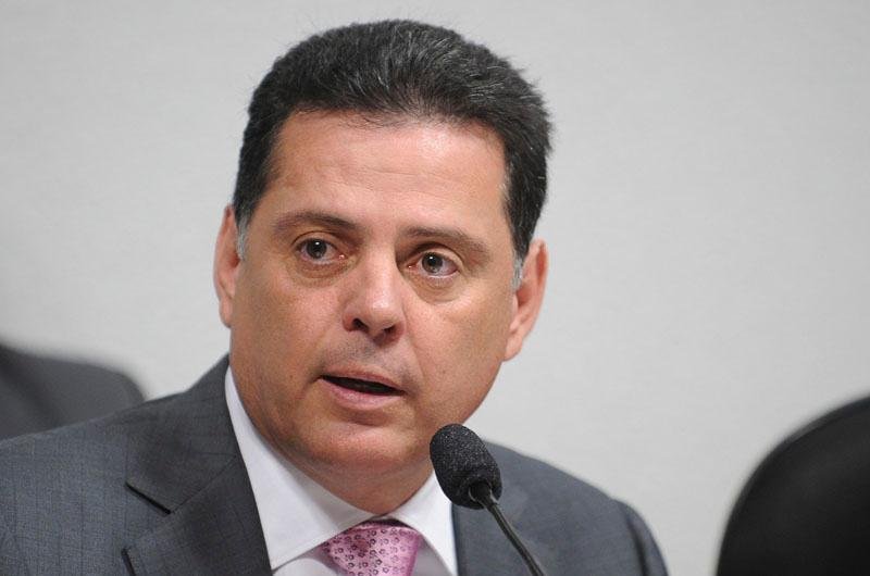 Perillo nega rela&ccedil;&otilde;es com Cachoeira ap&oacute;s oito horas de depoimento