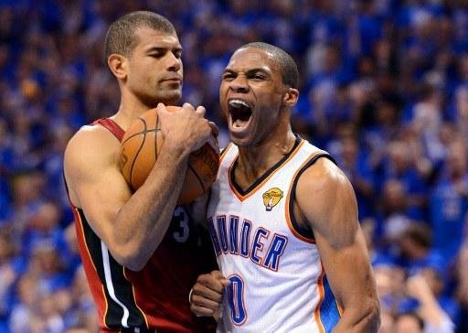 Russel Westbrook (&agrave; direita) brilhou na vit&oacute;ria do Thunder sobre o Heat nessa ter&ccedil;a-feira
