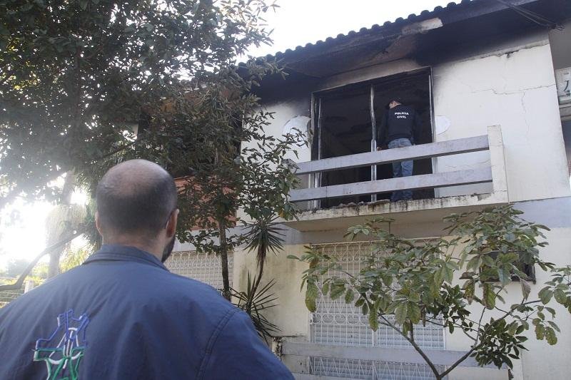 Parte externa do im&oacute;vel tamb&eacute;m foi atingida pelas chamas