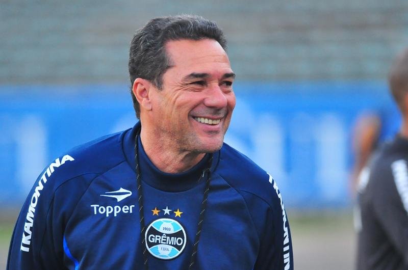 Desta vez do lado tricolor, t&eacute;cnico Vanderlei Luxemburgo ainda tem d&uacute;vidas sobre o ataque gremista