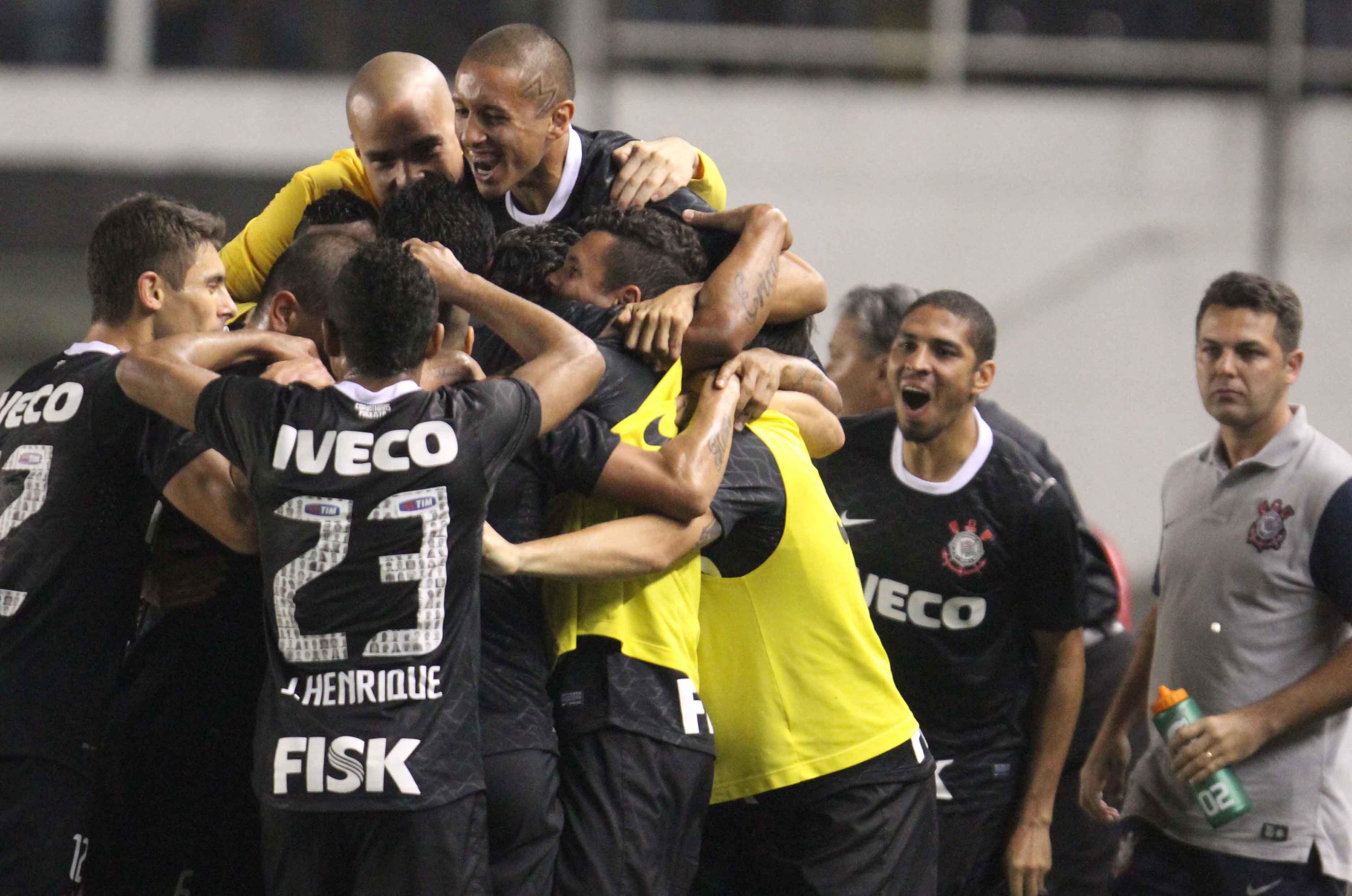 Jogadores comemoram gol de Emerson aos 27 do primeiro tempo