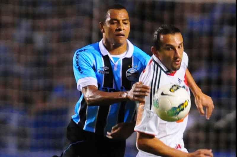 Gilberto e Barcos realizaram um bom duelo na partida, mas palmeirense levou a melhor 