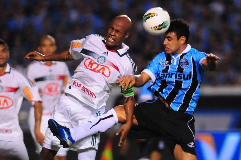 Marcos Assun&ccedil;&atilde;o disputa bola com Werley, do Gr&ecirc;mio