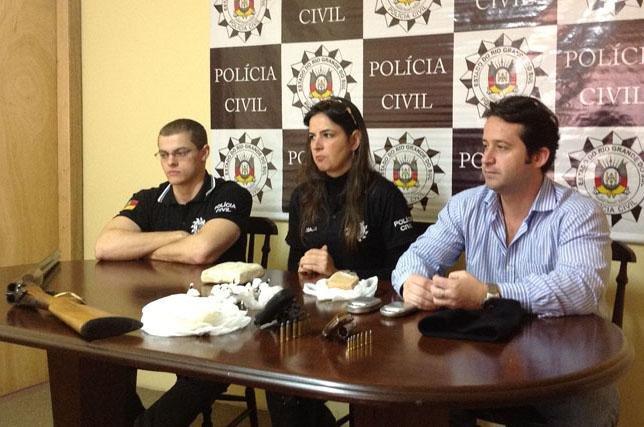 Pol&iacute;cia apreendeu drogas e armas com os suspeitos