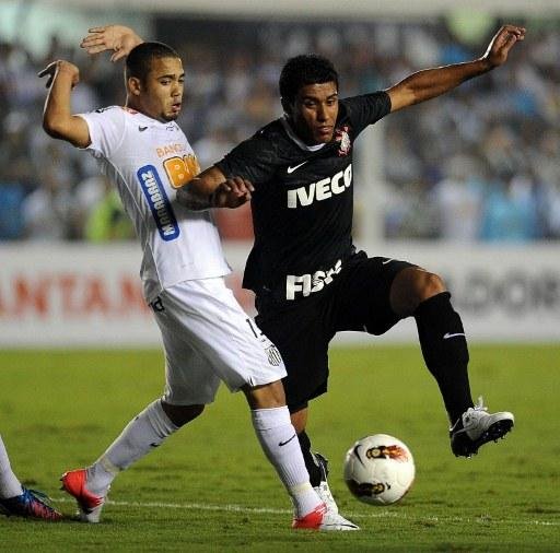 Paulinho (&agrave; direita) teve boa atua&ccedil;&atilde;o na partida contra o Santos 