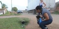 Moradora observa lugar onde foi encontrada granada em Viamão