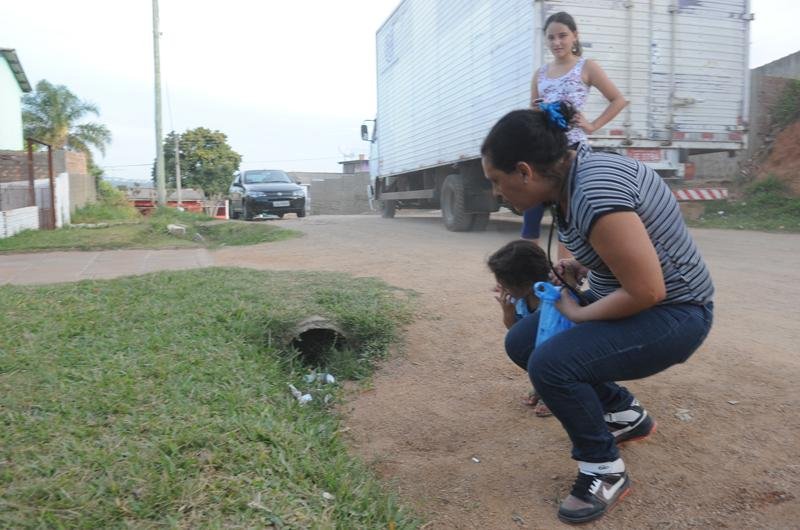 Moradora observa lugar onde foi encontrada granada em Viam&atilde;o